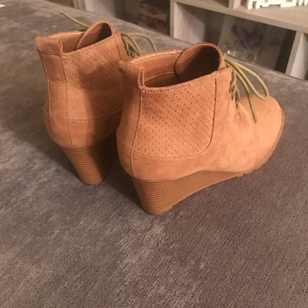 Gloria Vanderbilt Booties!!